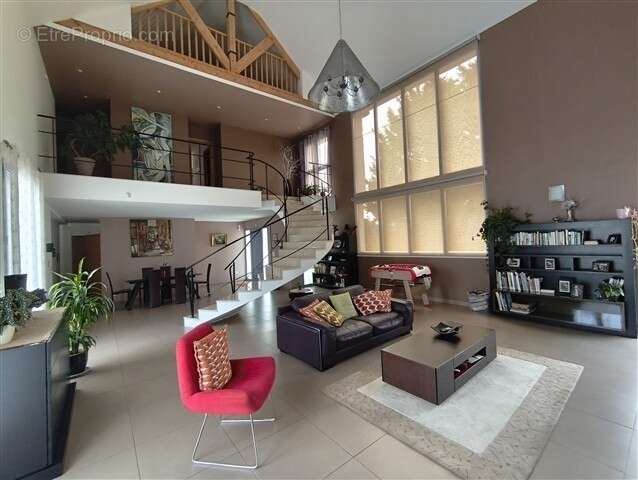 Maison à VALLANGOUJARD