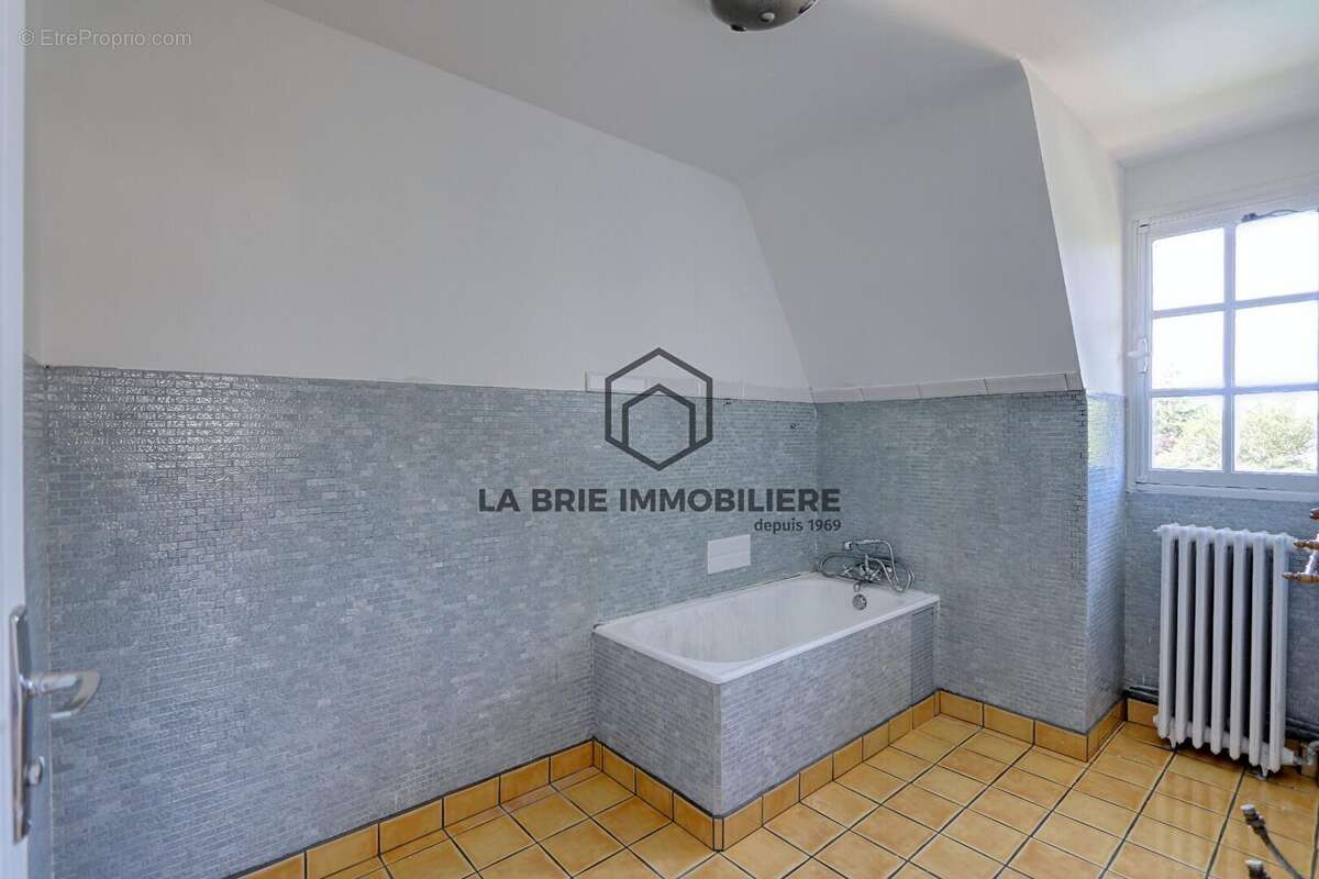 Maison 193 m² à Mandres-Les-Roses  - photo 8