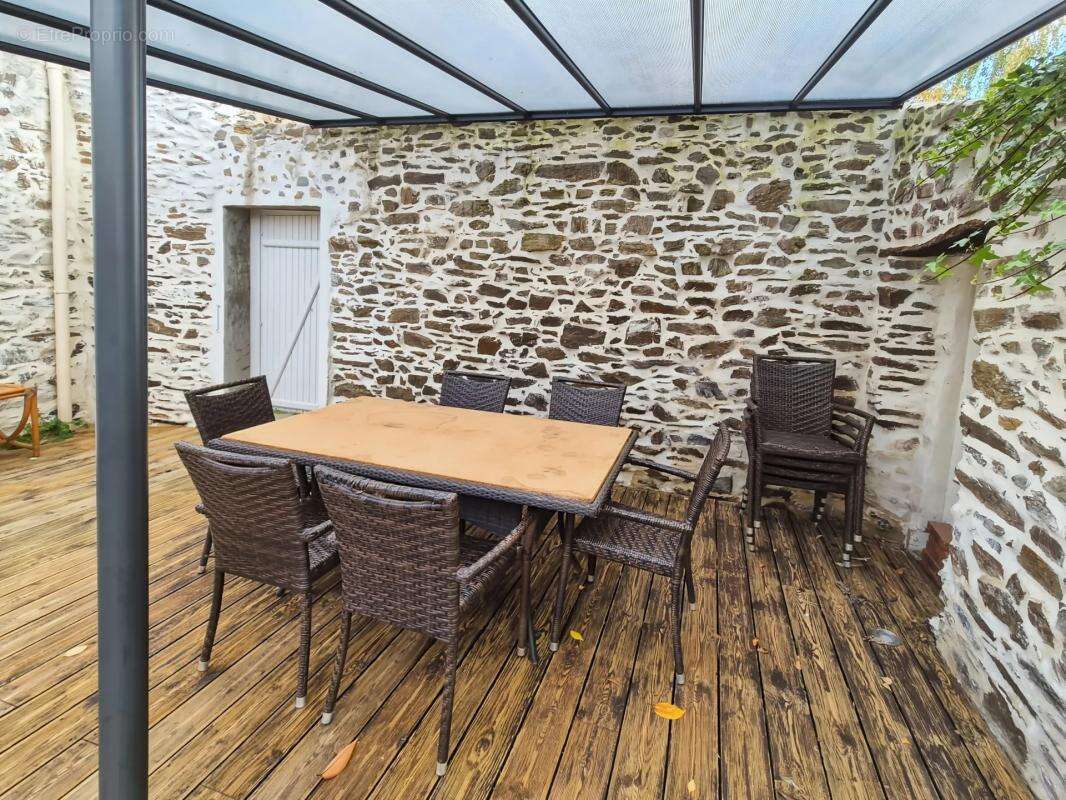 Maison à MONTREVAULT