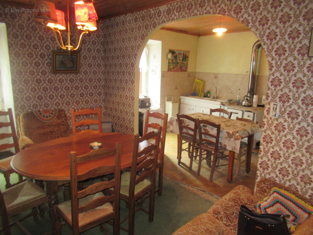 Maison en pierres avec garage et terrain attenant - photo 2
