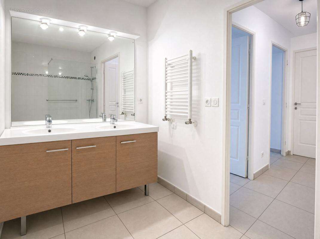 Appartement à SAINT-LAURENT-DU-VAR