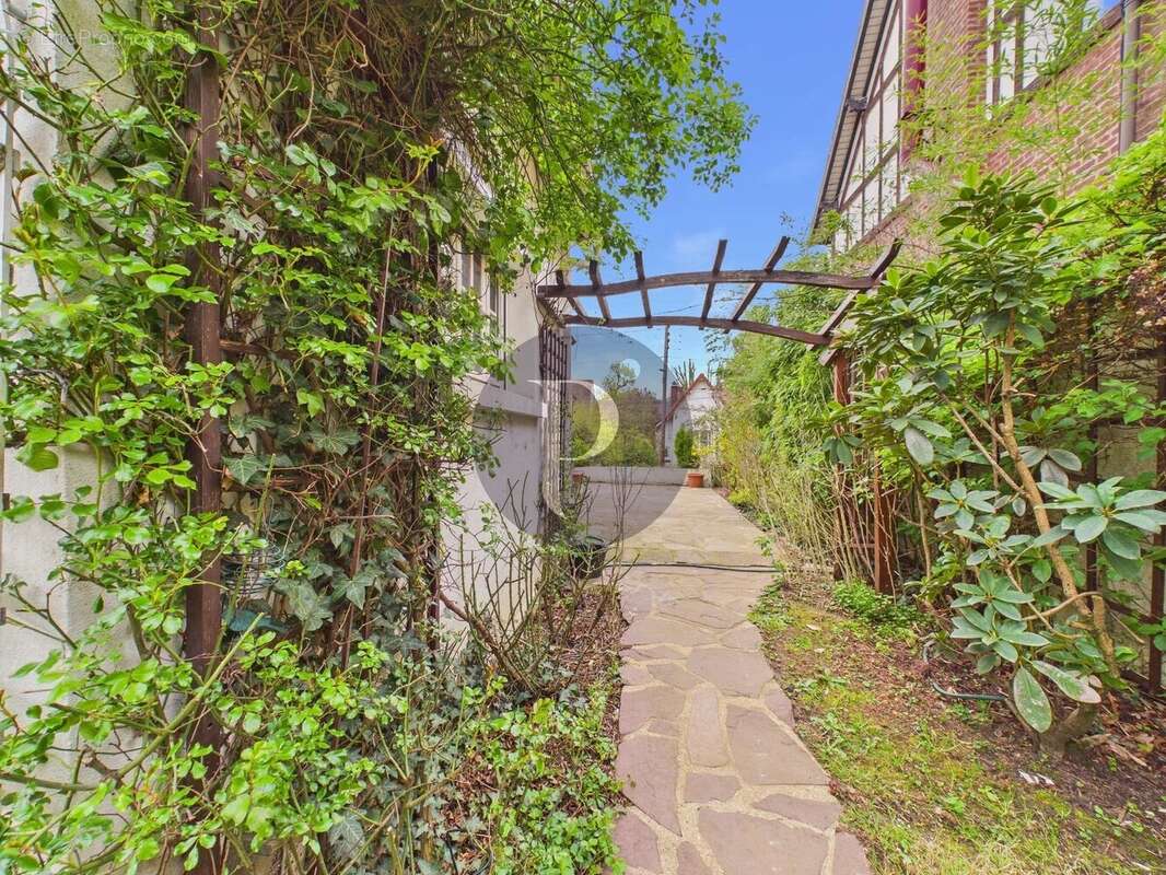 Maison à VERRIERES-LE-BUISSON