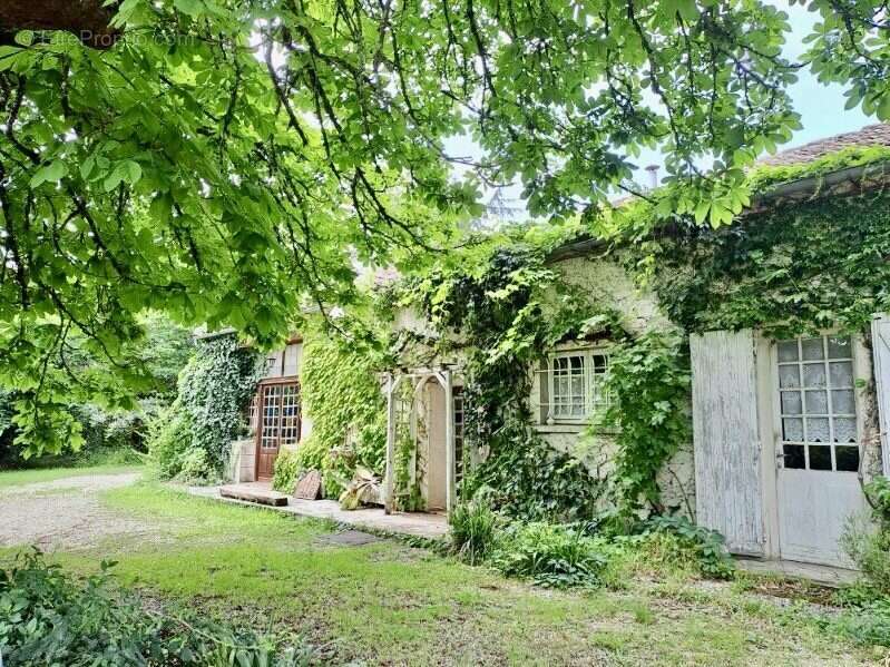 Maison à SAINT-ANTOINE-DE-FICALBA