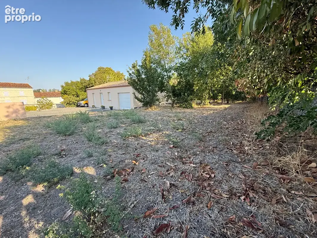 Terrain constructible de 726 m² à Montils, dans un environnement agréable et résidentiel. - photo 2