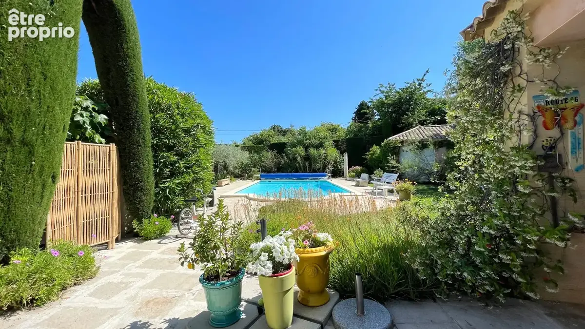 Proche Pont du Gard, villa avec parc paysager, piscine et double garage - photo 12