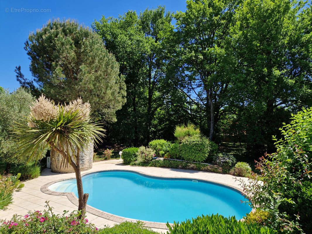 Proche Périgueux MAISON de PLAIN PIED 146 m2 avec 4 chambres / Grand garage / Grand terrain avec PISCINE. - photo 26