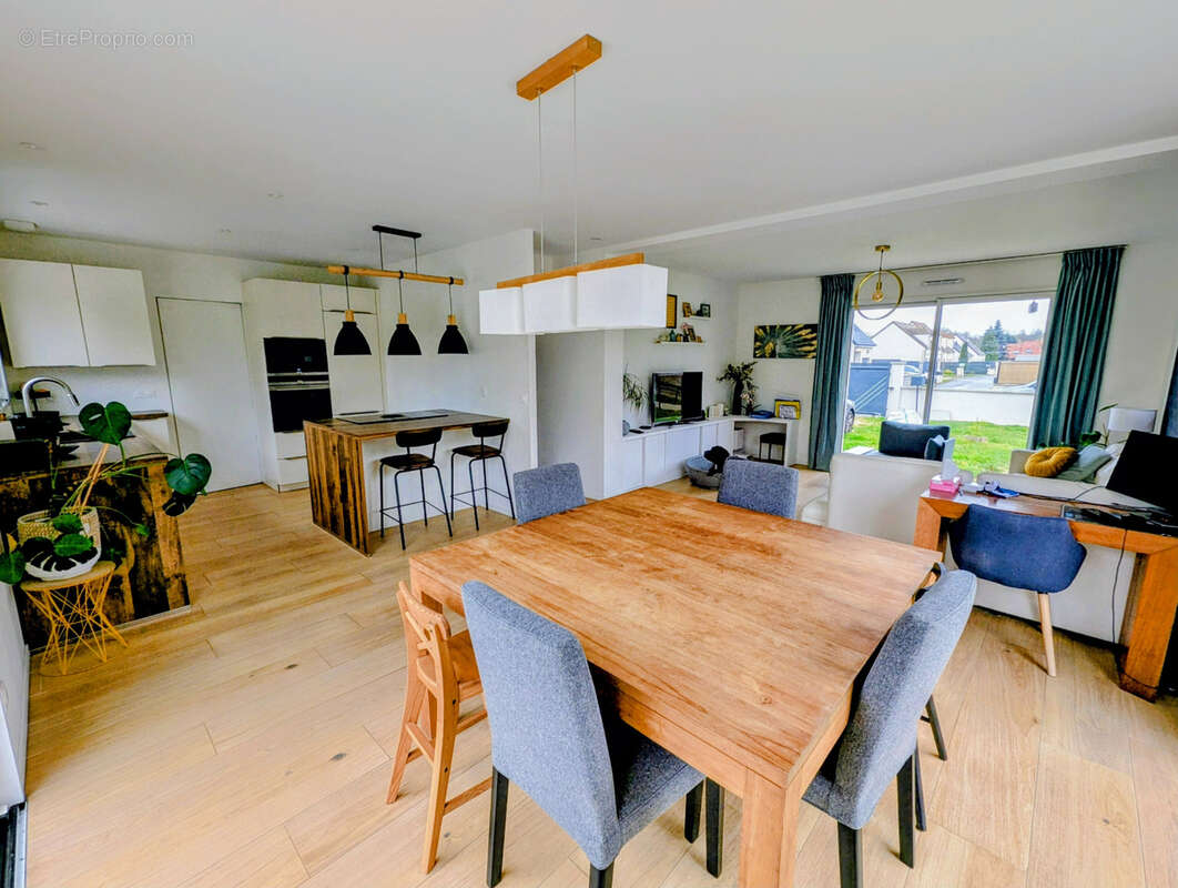 Maison à LA QUEUE-LES-YVELINES