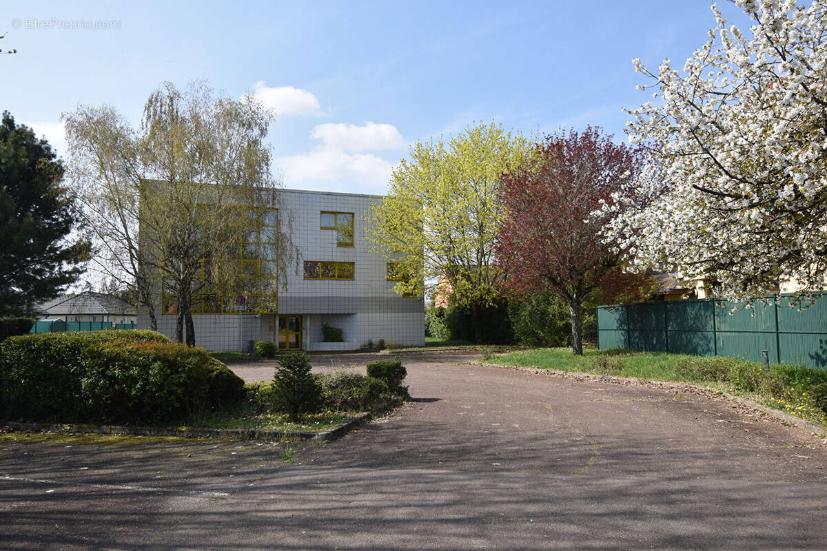 Commerce à VARENNES-VAUZELLES