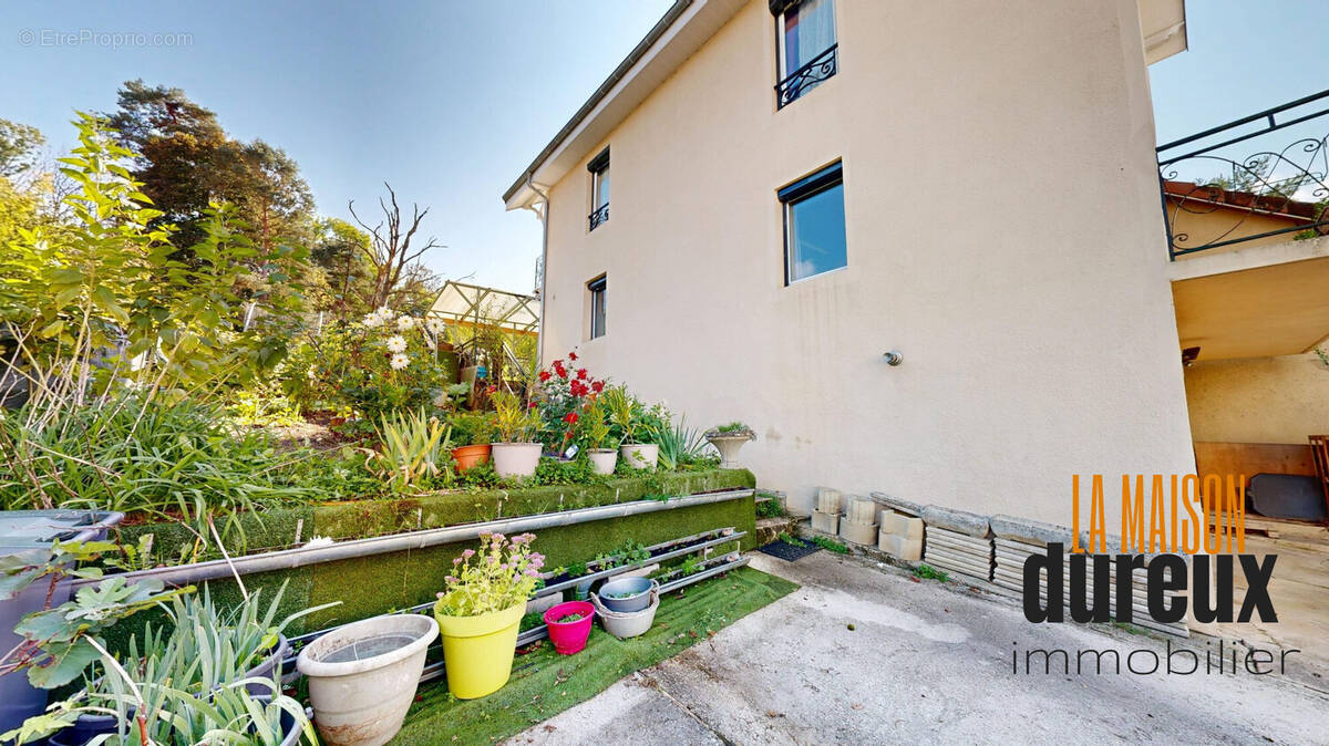 Maison à POUILLEY-LES-VIGNES