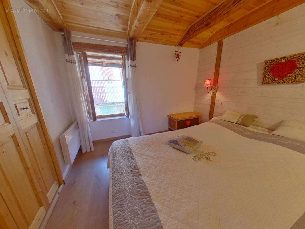 Maison à LE LAUZET-UBAYE