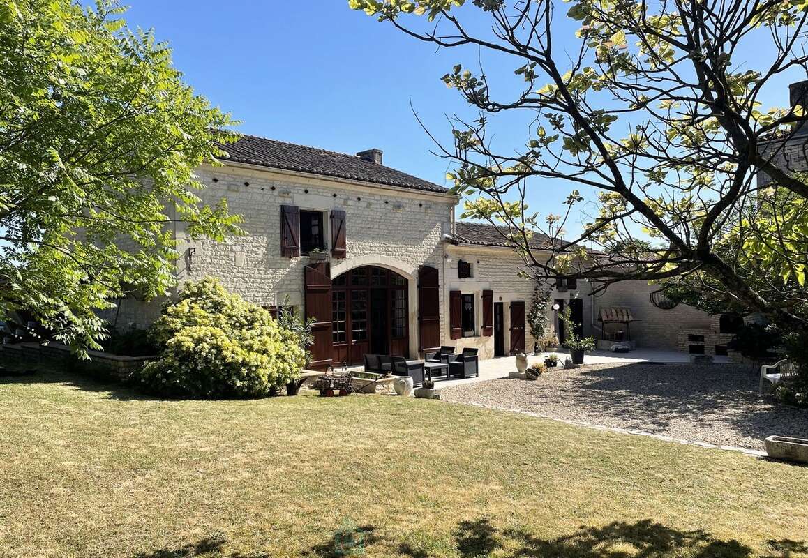 Jolie maison de village avec un jardin de 810 m² et 1 390 m² de bois - photo 2
