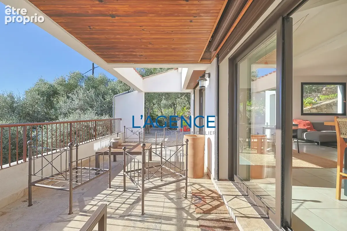Villa contemporaine de 221 m2 avec vue mer, au calme, sur un terrain arboré de 1830M2 - photo 11
