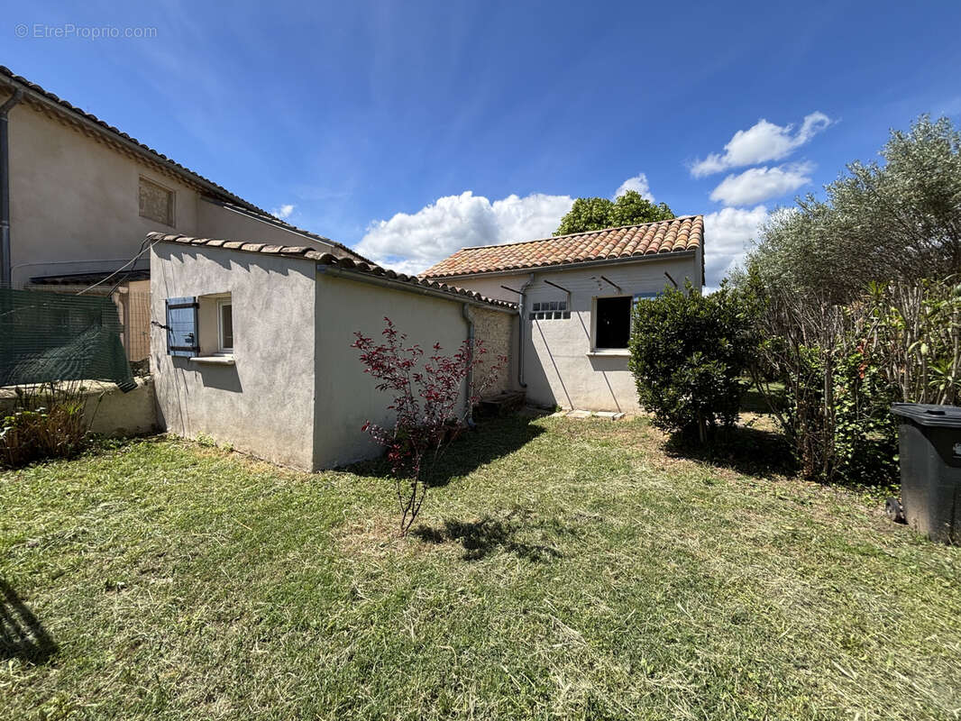 Terrain constructible de 662 m2 avec dependance maset de 37 m2 - centre village - photo 7