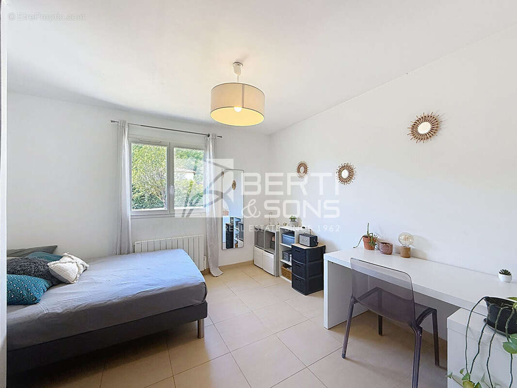 Maison à CHATEAUNEUF-GRASSE