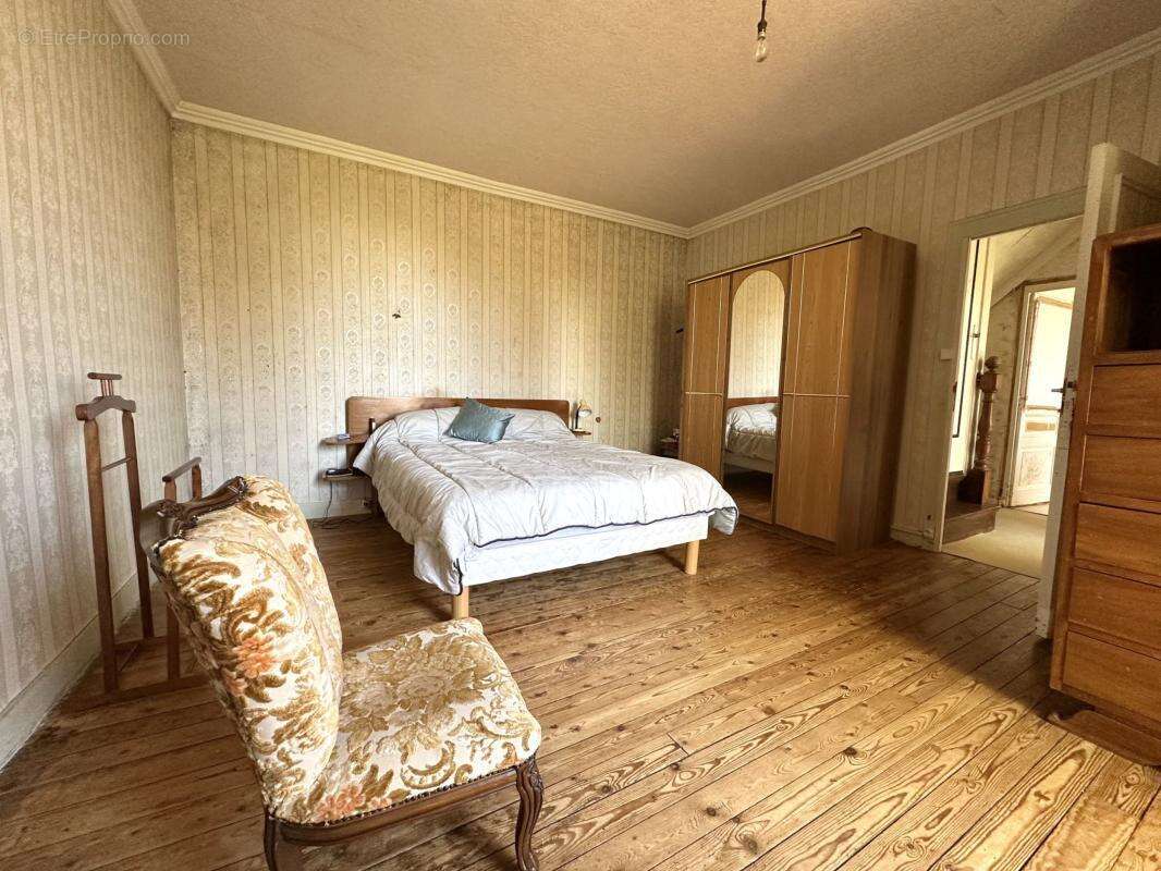 Maison 143 m² à Saint-Denis-Des-Murs  - photo 5