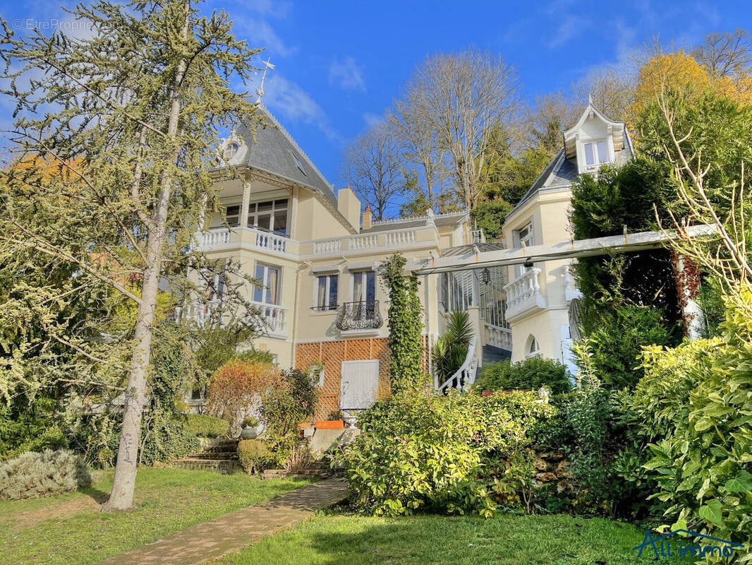 Maison à MANDRES-LES-ROSES