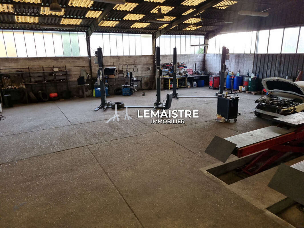 Ensemble immobilier commercial - ST-ROMAIN DE COLBOSC - 750 m² + appartement F4 - photo 3