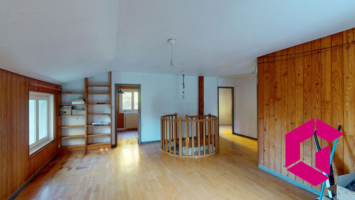 Maison à LE CHAMBON-FEUGEROLLES