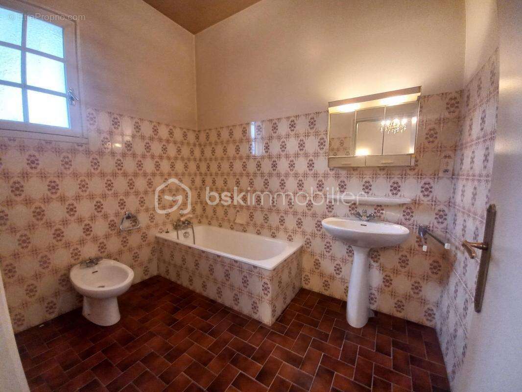 Maison traditionnelle spacieuse sur 2271 m² de terrain à Lourdes : votre havre de paix à découvrir ! - photo 13