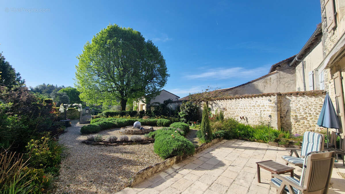 Maison à VILLEBOIS-LAVALETTE