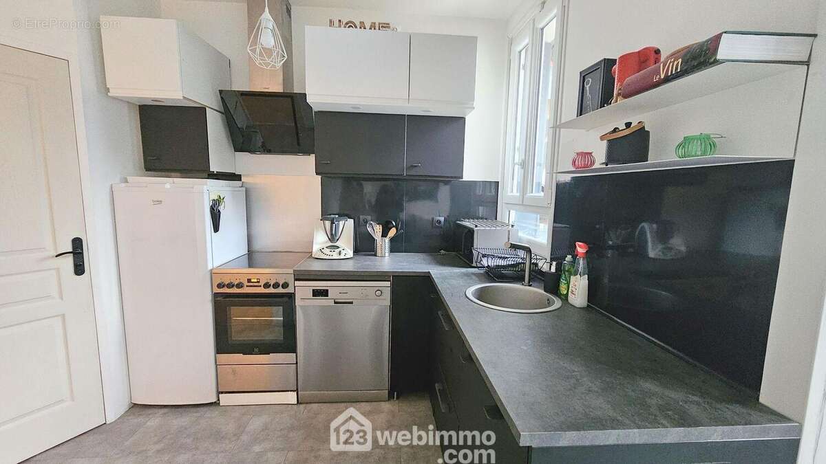 Une cuisine toute équipée. - Maison à SAMOIS-SUR-SEINE