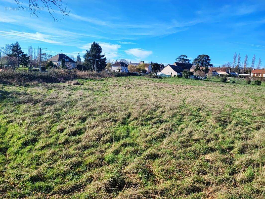 Terrain à SAINT-AMAND-MONTROND