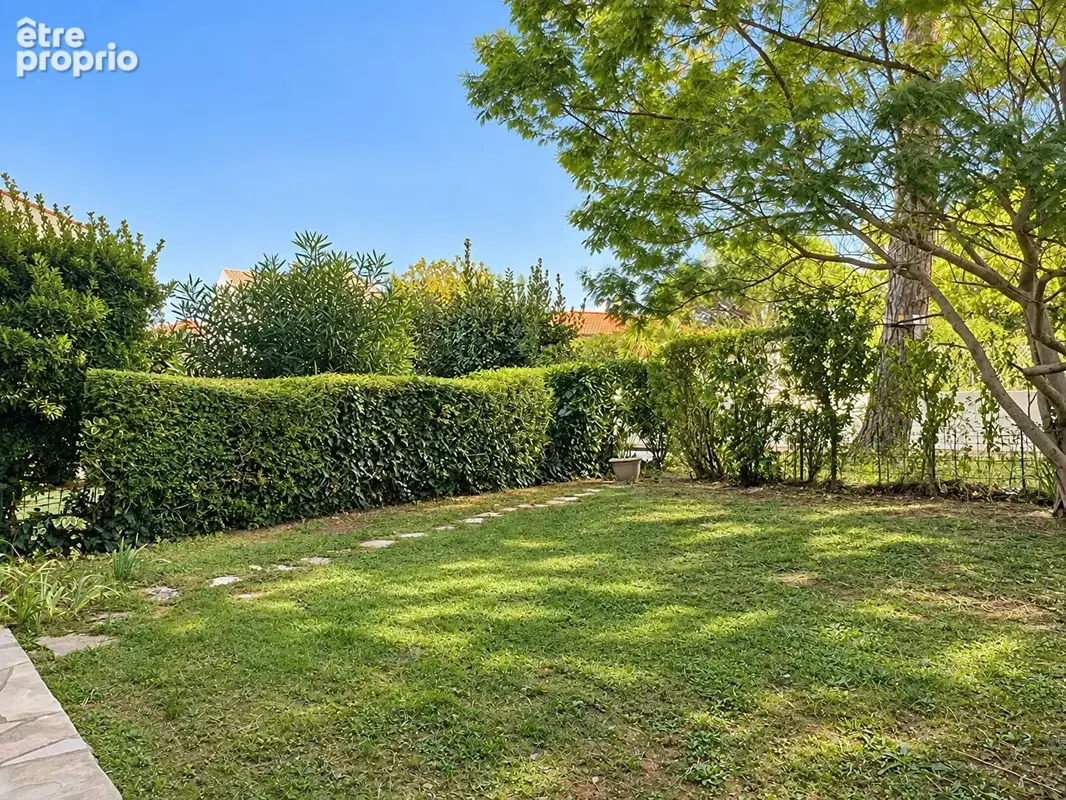 PLAGE & COMMERCES - Appartement en rez-de-jardin avec cave & parking - photo 6