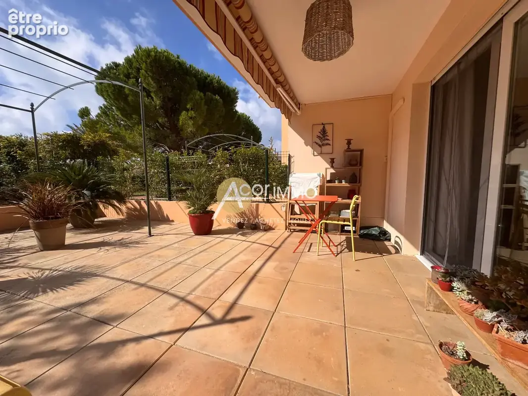 Sanary  proche centre  Appt T3 avec une terrasse de 36 m 2 ainsi que  d' un  magnifique jardin arboré - photo 8