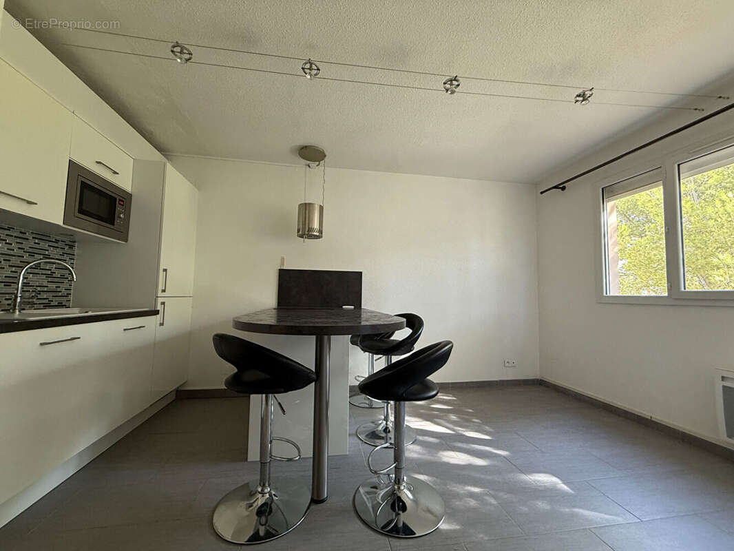 ** Proche Village et Port ** APPARTEMENT 2 Pièces 32,43m² ** Dernier étage ** Prestations Actuelles ** (83430) SAINT MANDRIER SU - photo 2