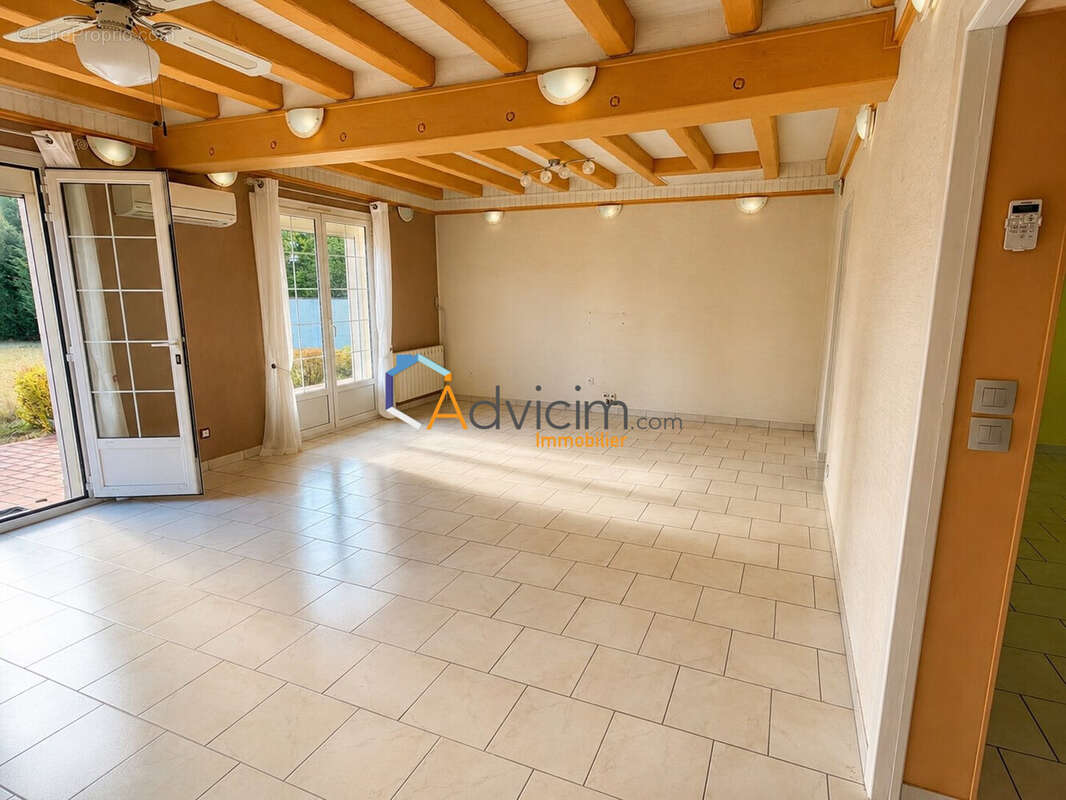 Maison 220 m² à Saint-Maurice-Sur-Fessard  - photo 4