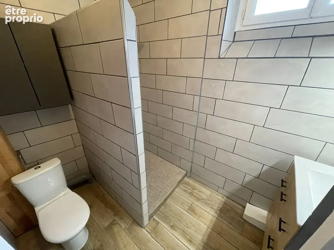 Maison en pierre rénovée de 3 chambres, sur cave, stationnement - photo 5