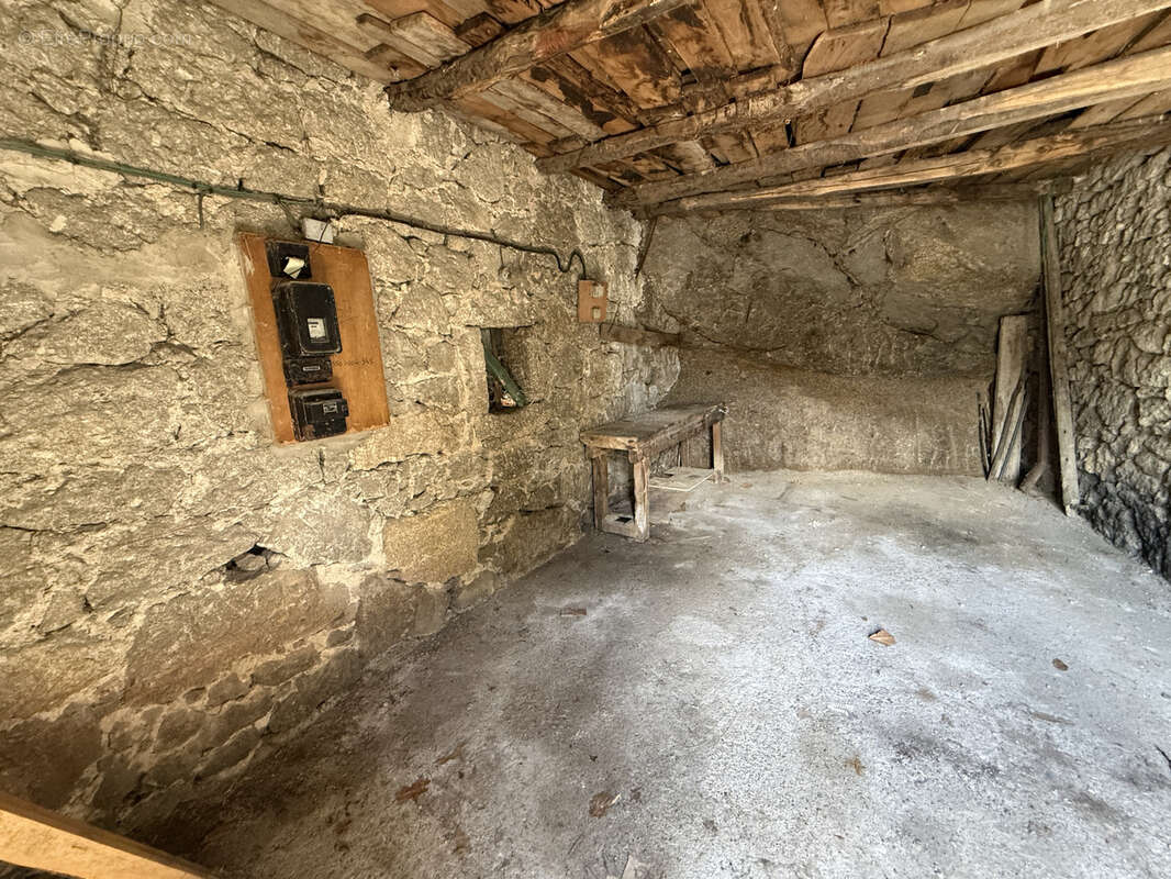 En Cévennes, Dourbies, bâtisse avec extérieur, à rénover, à vendre - photo 4