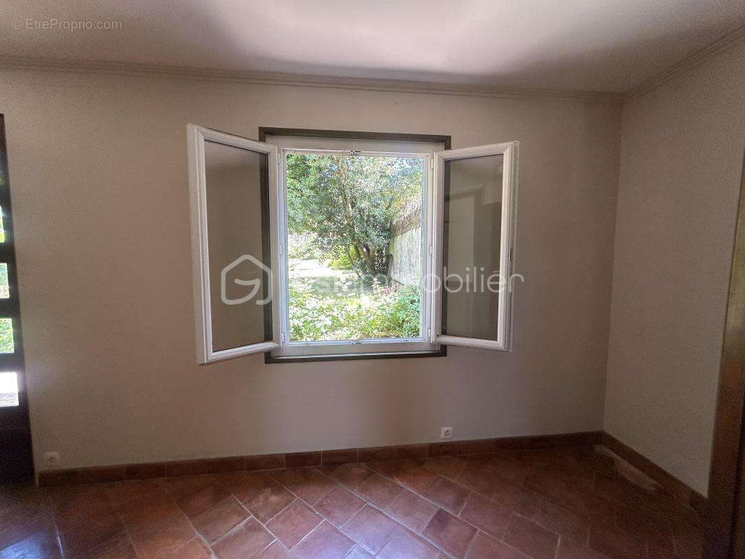 Grande maison en pierres-4 chambres- garage terrain -studio attenant - photo 8