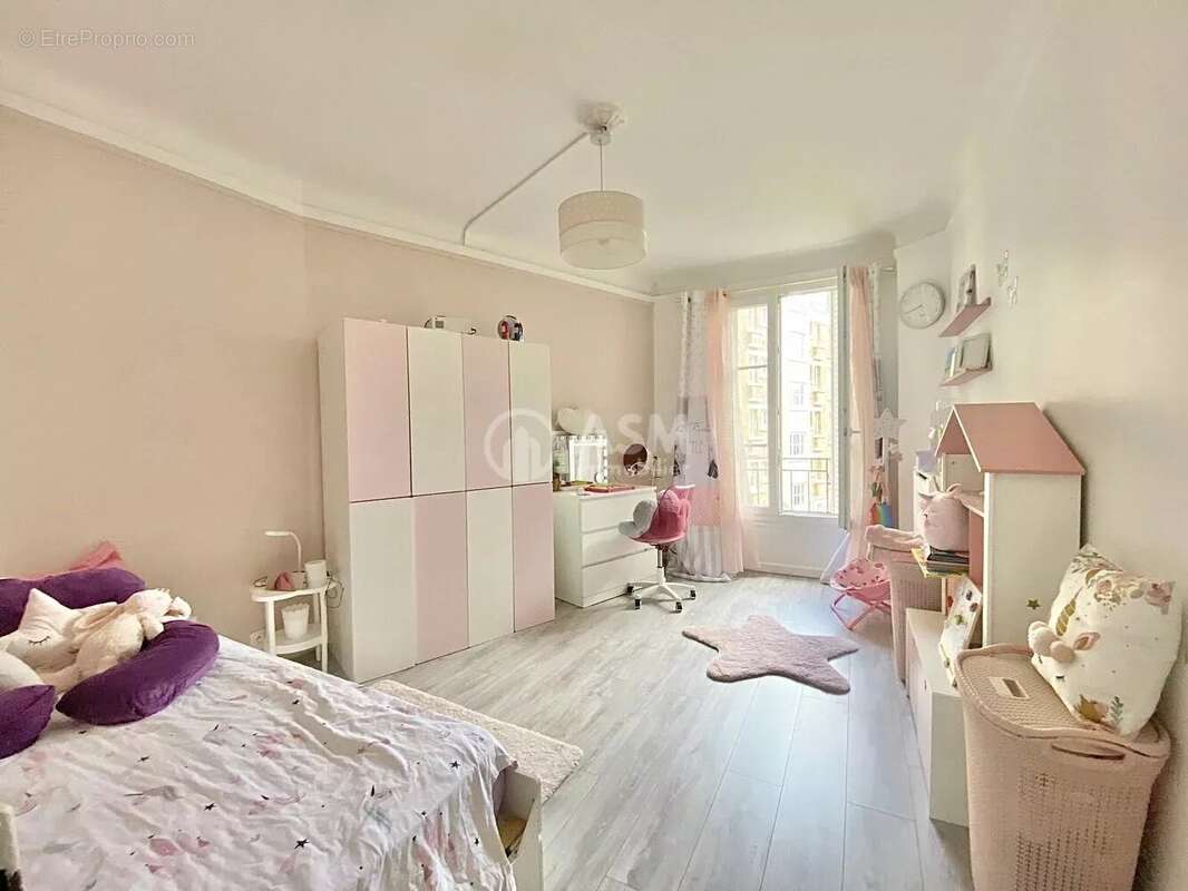 Appartement à COURBEVOIE
