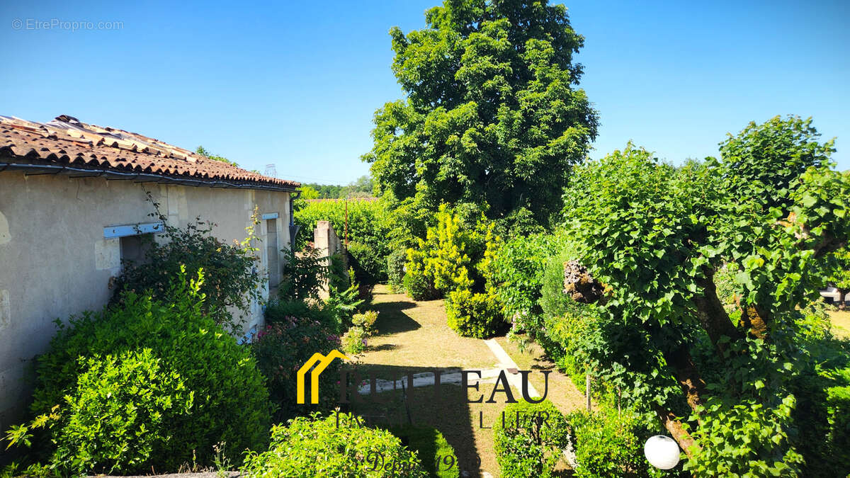 Maison de bourg en pierre de 168 m2 - 6 pièces - avec dépendance et jardin de 950 m2 proche Saint-André-de-Cub - photo 24