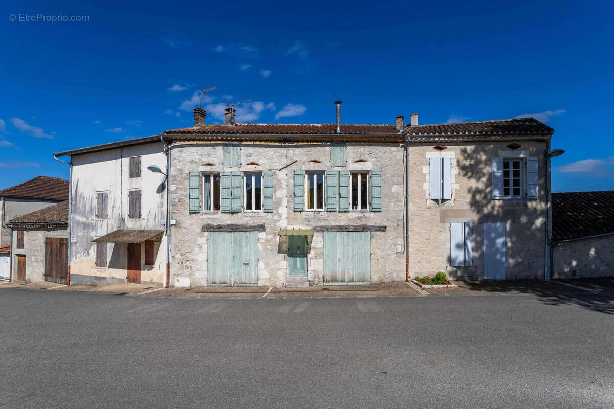 Village house with garden - photo 2