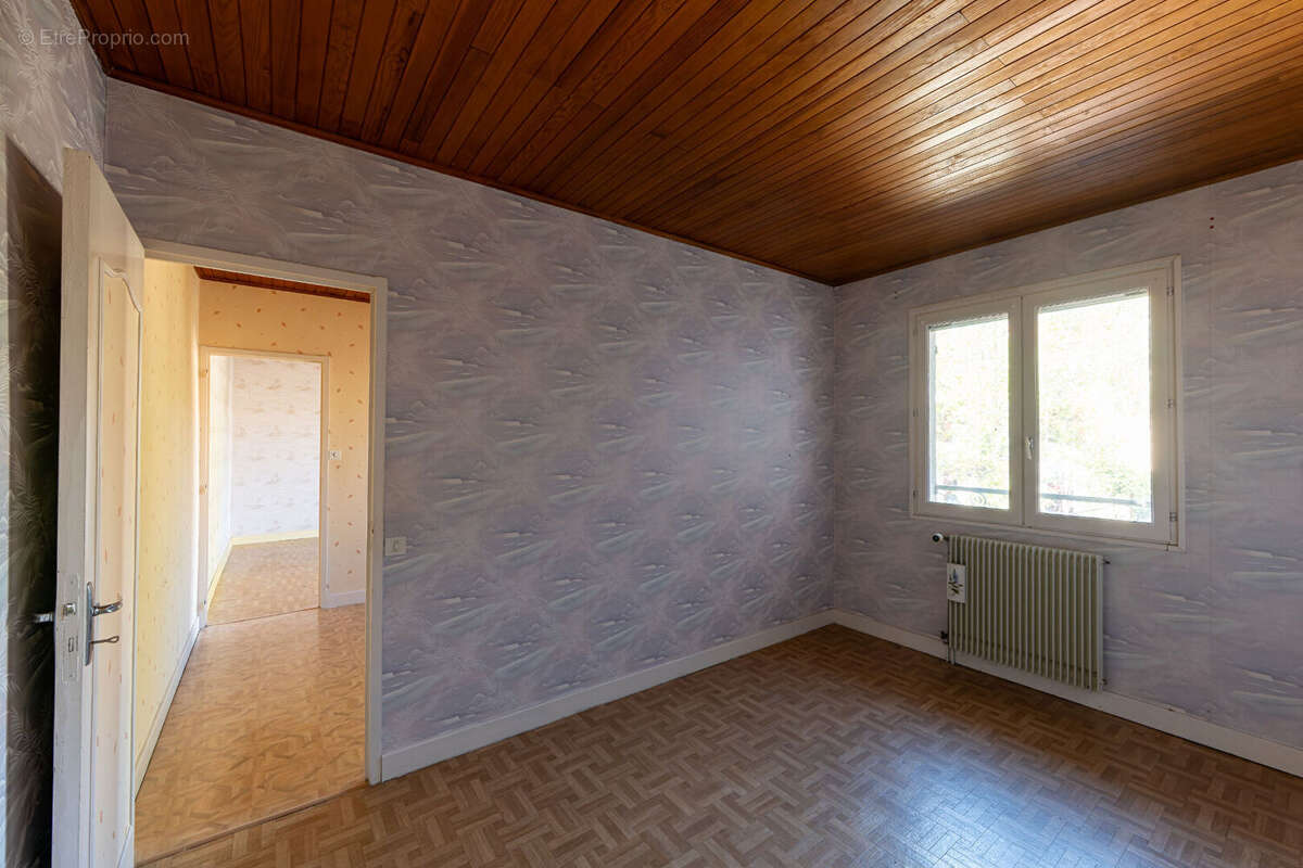 Maison à LE BREUIL-SUR-COUZE