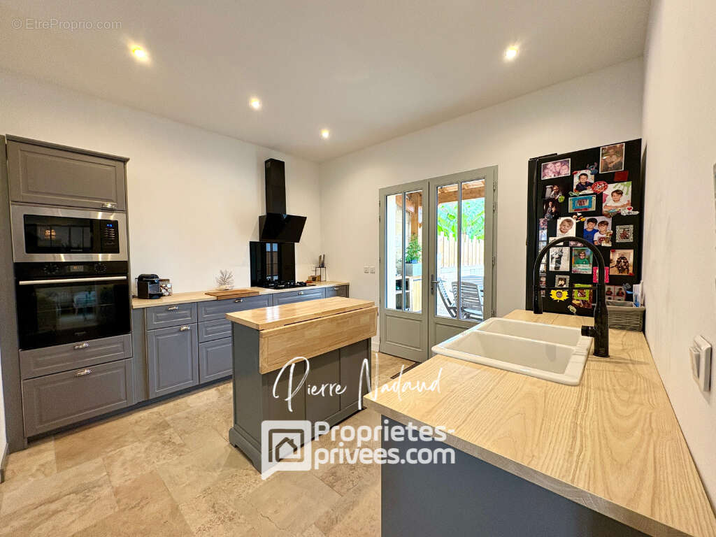 Maison à SAINT-MEDARD-DE-GUIZIERES