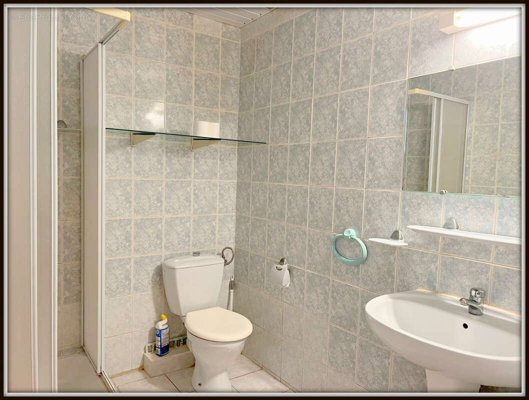 A vendre a kourou (97310) une magnifique maison en bois t5 de 106 m² avec 2 maisons t2 independantes - terrain de 775 m² - au pr - photo 17