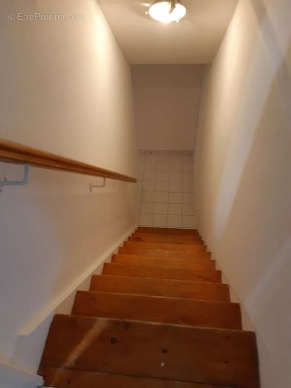 ESCALIER menant au sous-sol - Terrain à AUBERVILLIERS