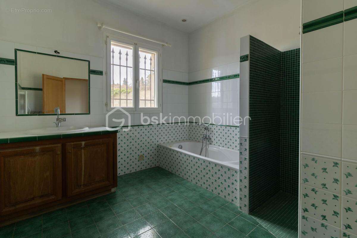 Belle villa de plain-pied avec annexes et piscine - photo 22