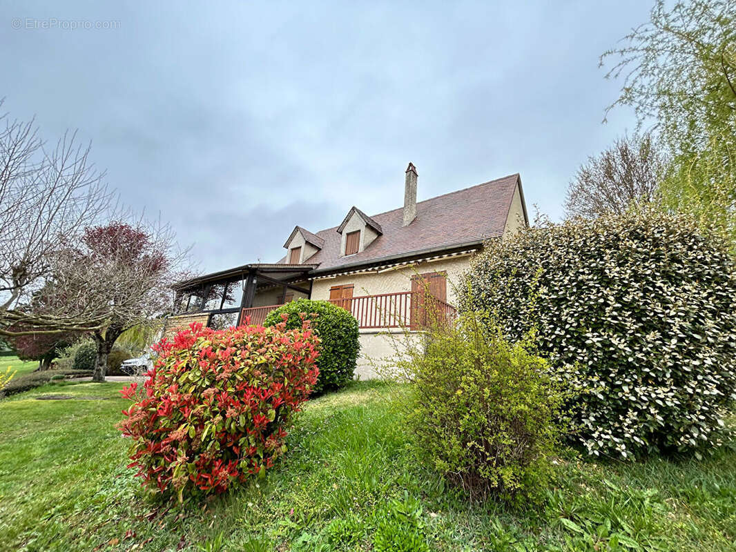 Maison de 180 m² avec vue carte postale. Nombreuses dépendances. - photo 9