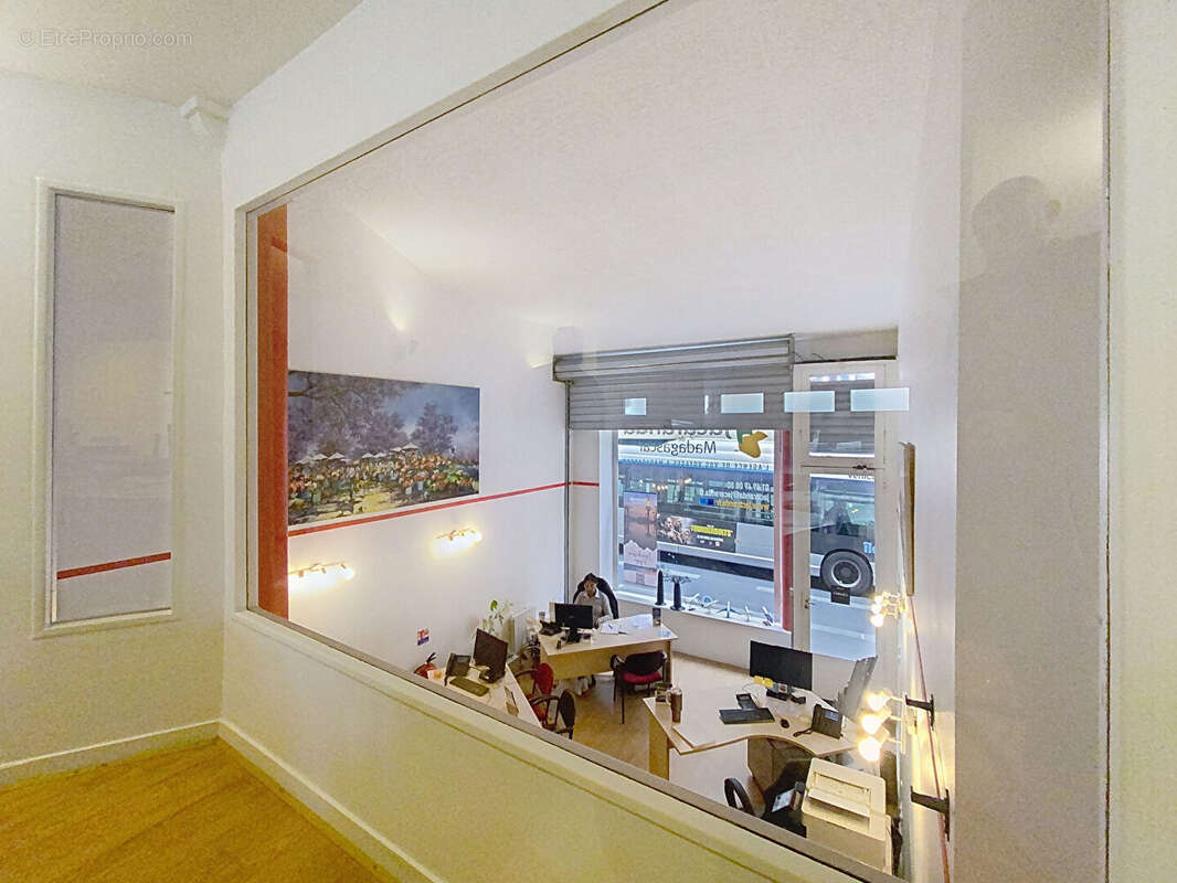 Commerce à PARIS-9E