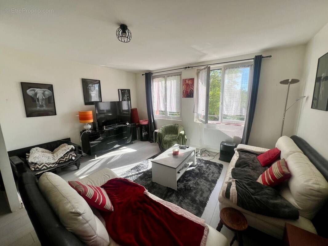 Appartement à SAINT-MAURICE-MONTCOURONNE