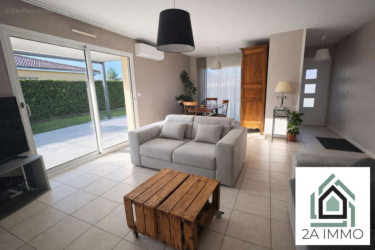 SALON - Maison à VARENNES-SUR-MORGE