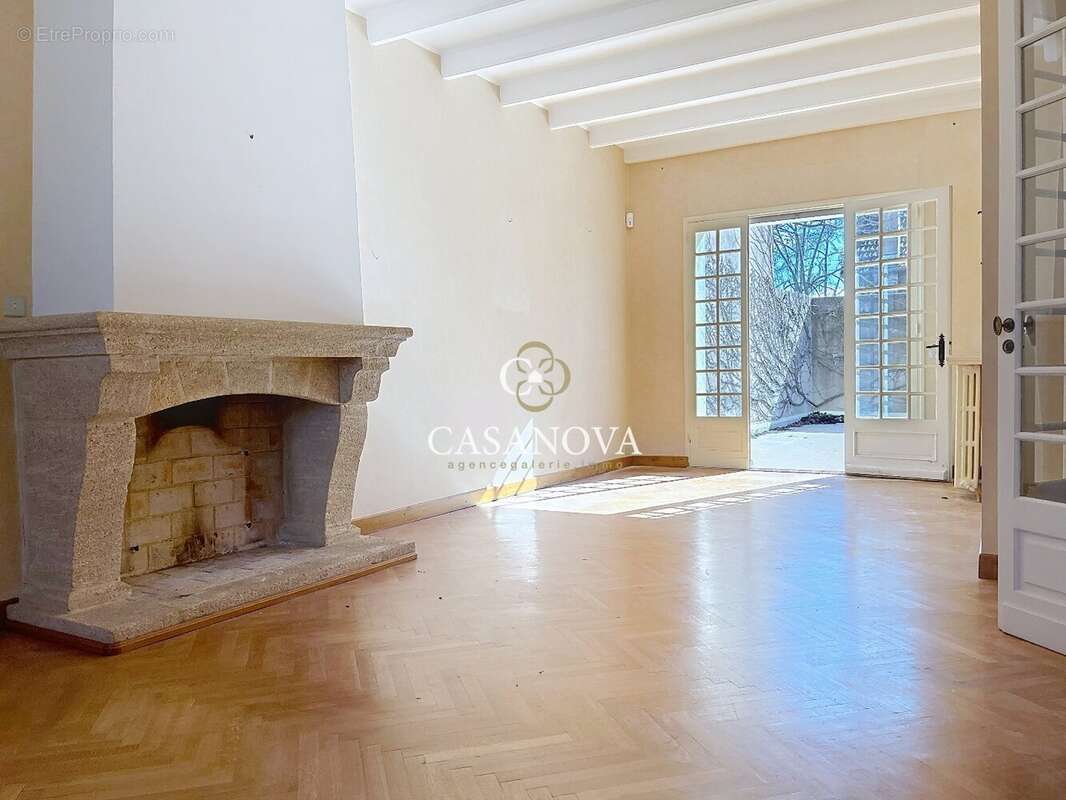 Proche PEZENAS: Belle maison ancienn de caractère avec PATIO intimiste & terrasse. 230 m² hab. + gd GARAGE / atelier. Emplacemen - photo 11