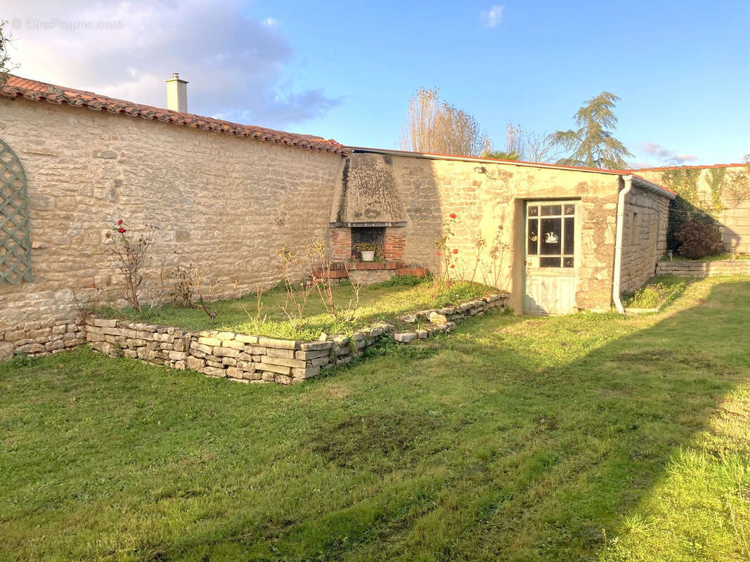 Maison à SAINT-MICHEL-LE-CLOUCQ