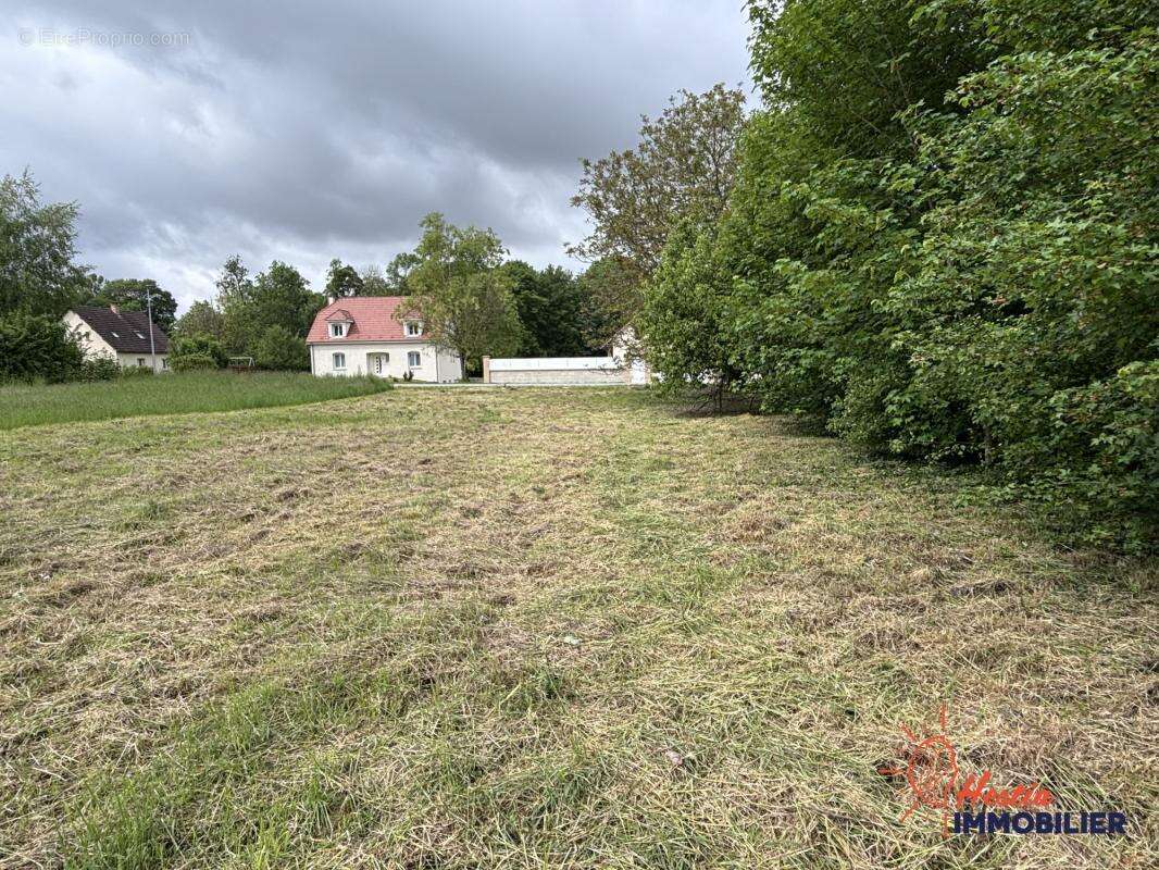 Terrain constructible de 874m² - photo 2