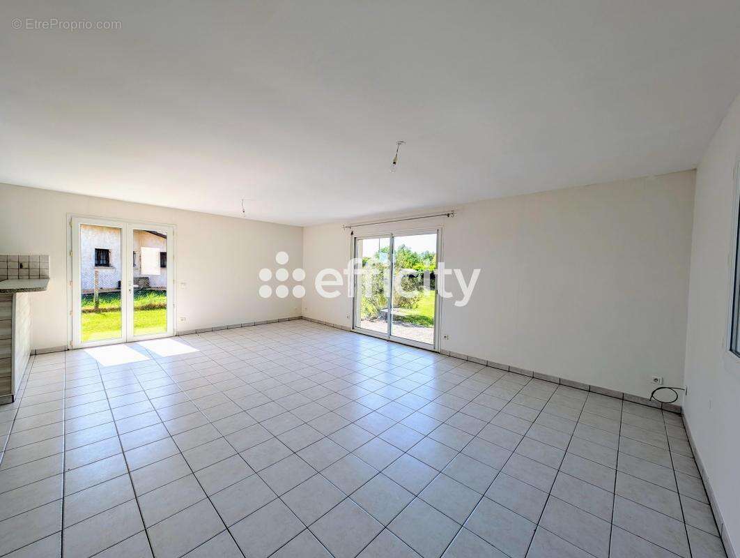 Maison à COUQUEQUES