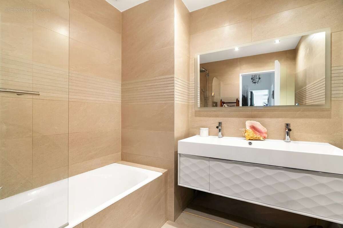 Appartement à LEVALLOIS-PERRET